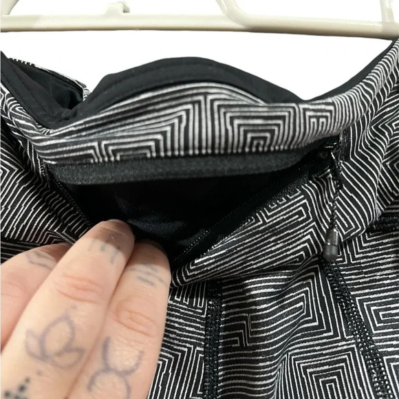 Lululemon size 2 crop leggings. Excellent condition - Picture 4 of 8